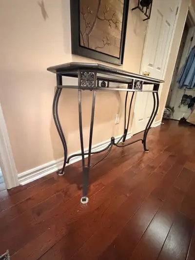 Excellent condition perfect style console table H:30” L:40” D:16”