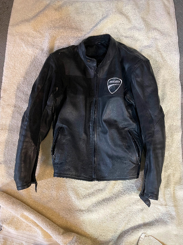 Veste de moto en cuir Ducati - Ducati Leather Motorcycle jacket dans Pièces et accessoires pour motos  à Ouest de l’Île - Image 2