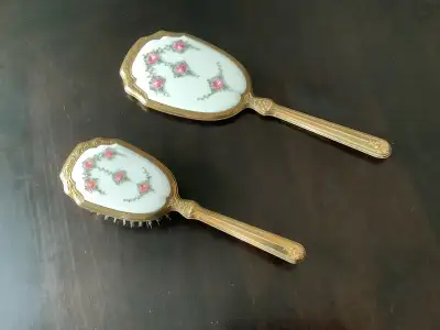 Accessoires  de vanité (vintage)  miroir et brosse., View more
