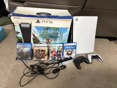 Disc version PS5 4 games in pic Charging port in pic 2 controllers in pic 825gb memory