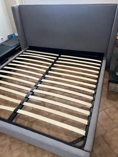 King Bed Frame / Cadre de Lit Très Grand, View more
