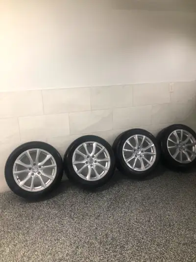 4 PNEUS STUDLESS MICHELIN 225/50R17 AVEC BEAUX MAGS TRÈS PROPRES.
