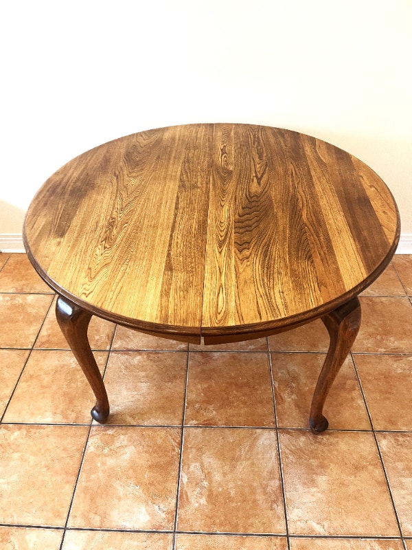 FREE Queen Anne Dining Table with 4 Ikea Wooden chairs Mobilier de