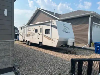 2010 Eagle 324 BHDS Excellent condition Amazing family camper 2 slides Bund room These campers are b...