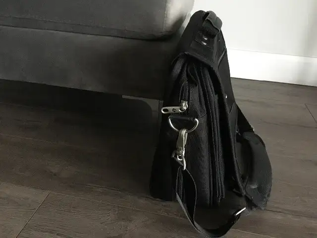 Samsonite Pro Messenger Laptop Briefcase in Laptop Accessories in Windsor Region - Image 4