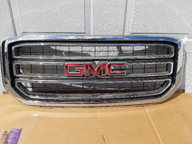 Grille OEM neuve GMC Yukon 2020 dans Pièces de carrosserie  à Laval/Rive Nord