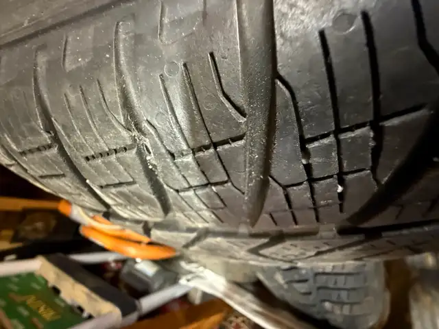 4 pneus hiver Pirelli 225-65-17 sur jantes Rav 4 in Tires & Rims in Longueuil / South Shore - Image 5