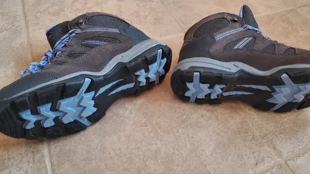 Hiking boots, women's in Women's - Shoes in Markham / York Region - Image 3