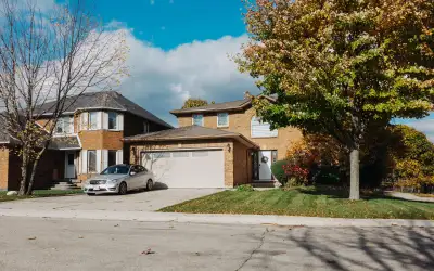 -$1000/month for 1 Person Bedroom -Fully furnished Bedroom in a detached house. -Access to Dining/En...
