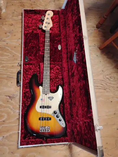 Mint condition 2006 60th anniversary diamond edition bass guitar with original strings still on guit...