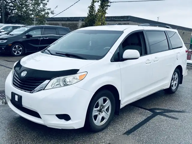 Toyota Sienna in Cars & Trucks in City of Montréal - Image 3