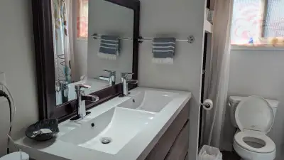One very cozy bedroom available in shared accomodations in large mobile home in Metchosin. Parking,...