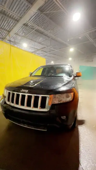 2012 Jeep Grand Cherokee Overland -leather seats/heating and cooling seat -sunroof-full moon -v8 -ba...