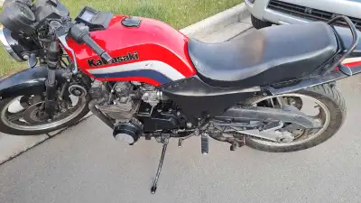 Kawasaki Gpz 750cc monster, I just got this today, its intimidating. Had oil changed, spark plug and...