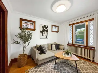 3 BED | 1 BATH Charming whole  house& Basement Near Greektown