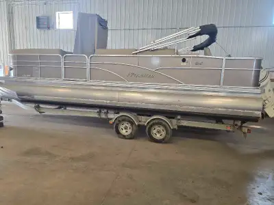 Tri toon in excellent shape for sale. 300 hp with only 836 hours. Doesn't get used, time for someone...