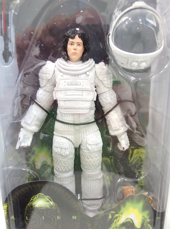 NECA RIPLEY IN COMPRESSION SUIT 6” ACTION FIGURE in Arts & Collectibles in City of Montréal - Image 2