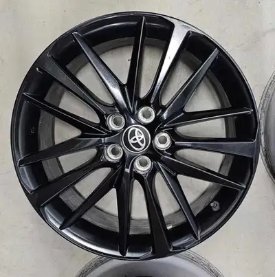 Set of 4 original Toyota Camry rims with TPMS installed. Bolt pattern: 5x114.3. Center bore: 60.1mm....