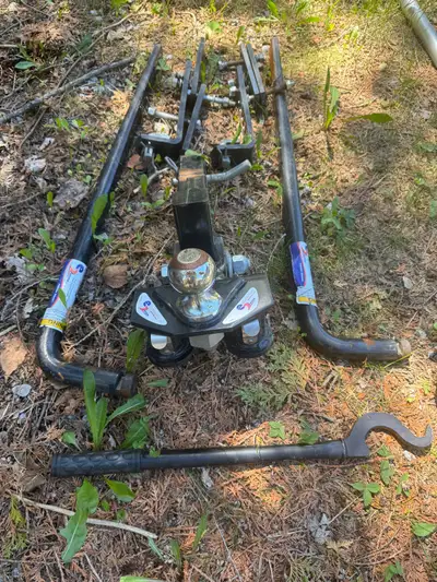 This is a used Eaz-Lift Round Bar weight distribution hitch, ready to make your towing experience sm...
