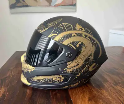 Selling my Ruroc Atlas Sport “Ronin” carbon edition motorcycle helmet. Size L (59-60cm). Comes in or...