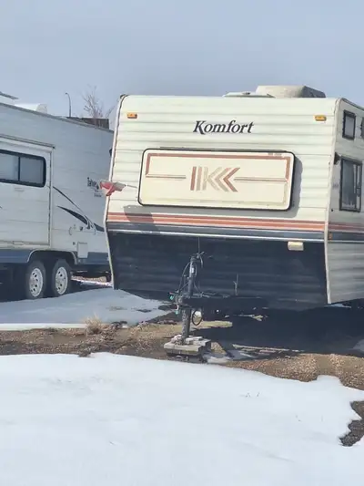 1990 RV TRAILER BUMPER PULL WITH FULL BATHROOM NO ROOF NO ROOF LEAK. TIRES LIKE NEW AND SPARE TIRES....