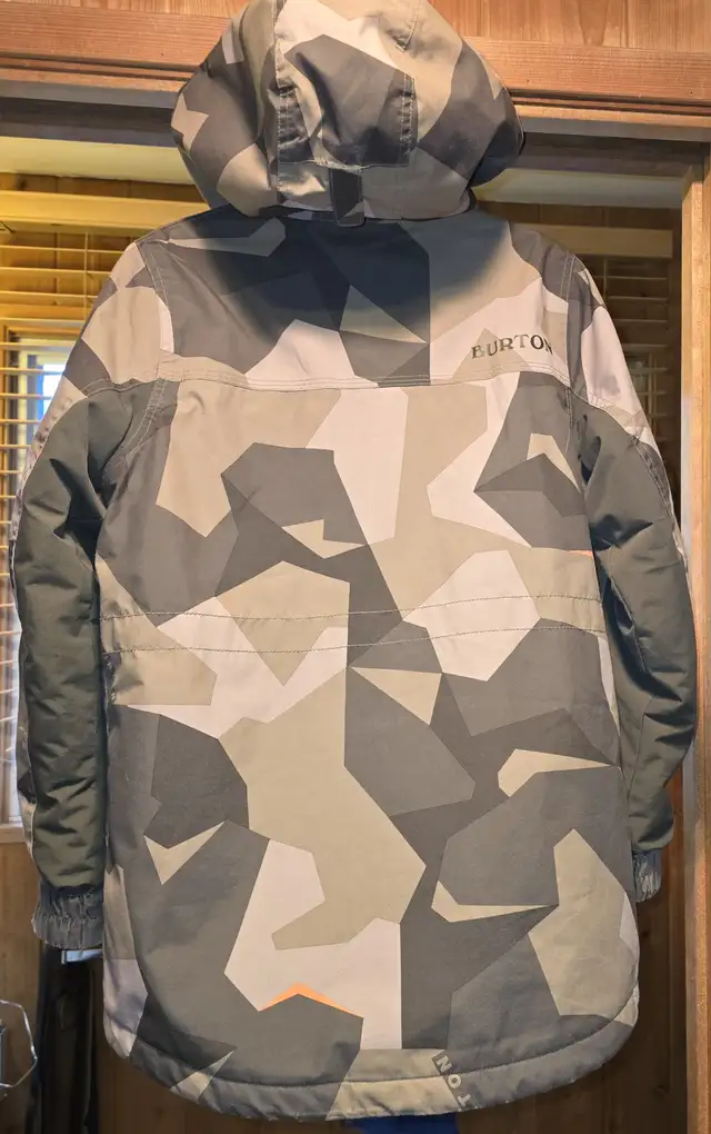 Burton Camo Snowboard Jacket in Kids & Youth in Campbell River - Image 3