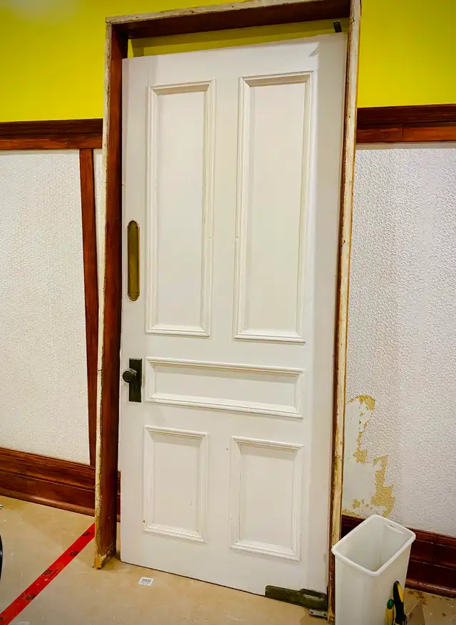 Porte battante / Swinging door in Windows, Doors & Trim in City of Montréal - Image 3