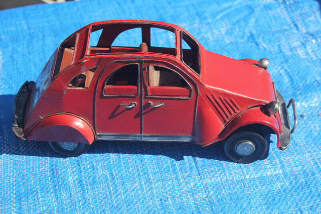 Vieille voiture Citroen 2 cv  circa 1950 jouet dans Art et objets de collection  à Longueuil/Rive Sud - Image 2