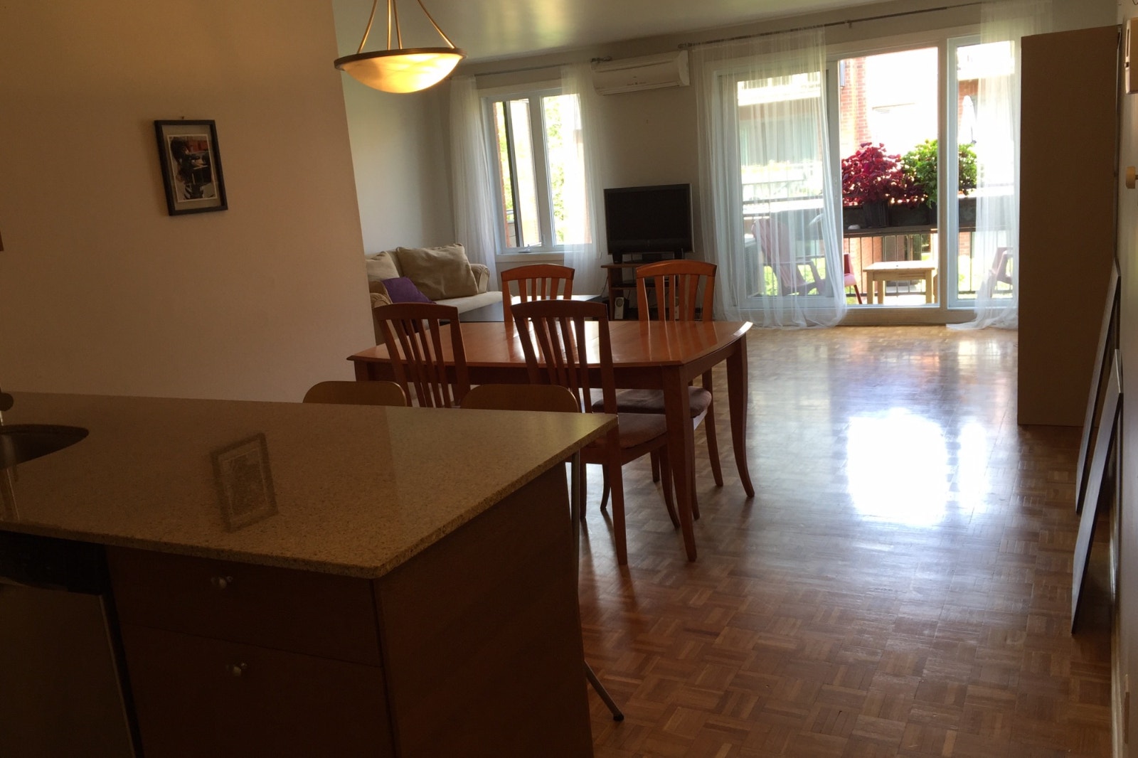 Appart. 4 1/2, Ch. Spacieuses, Pk Intérieur, Cuisine et SB rénov — photo 2