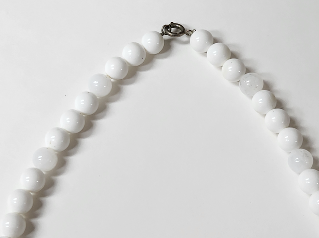Vintage Shiny & Pearlized White Bead Necklace in Arts & Collectibles in Mississauga / Peel Region - Image 6