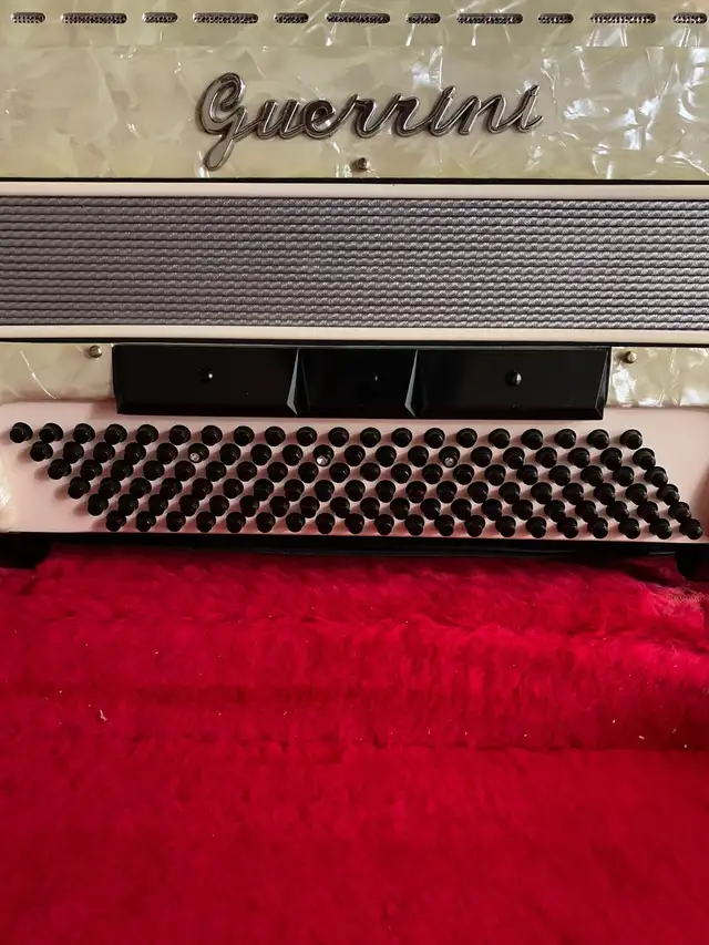 Vintage Accordion 626/2 Guerrini, Accordéon in Pianos & Keyboards in City of Montréal - Image 5