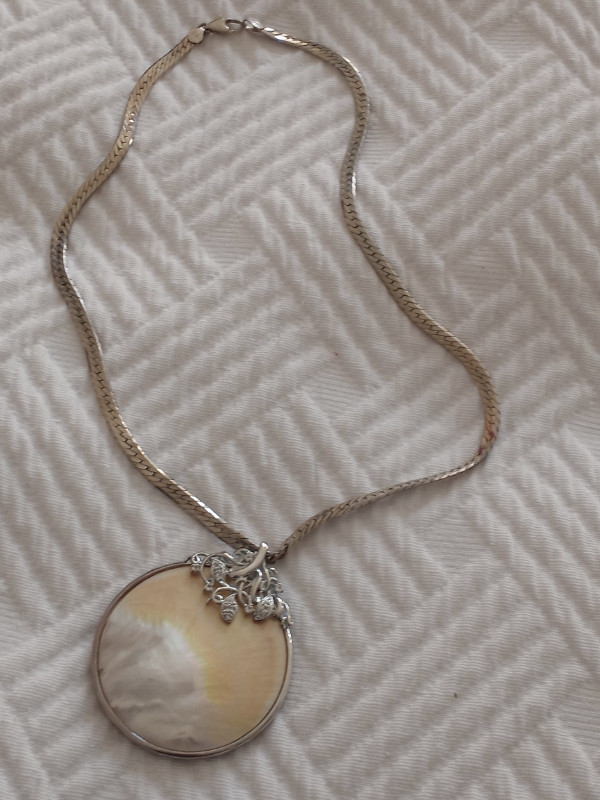 Pearl shell pendant, 2.5 inches long, with Silver Chain - 20 dans Bijoux et montres  à Granby