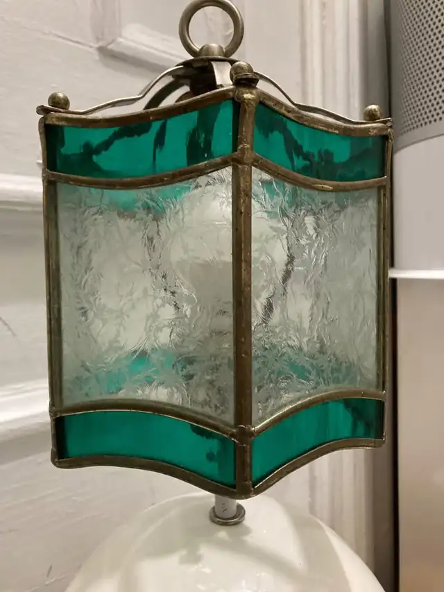 White Mid Century Ball Ceramic Table Lamp with Stain Glass $80 in Indoor Lighting & Fans in City of Montréal - Image 4