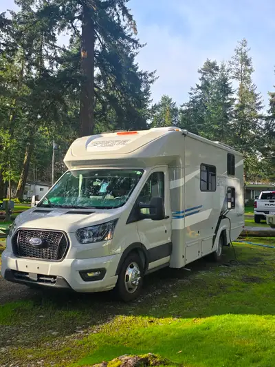 Parked at RV spaces for winter travels. Renogy Hybrid Electrical System: Features a standard 400Ah l...