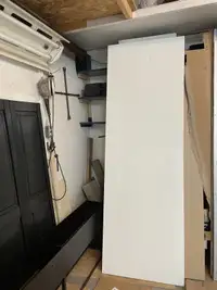 Une porte blanche coulissante Pax single white door