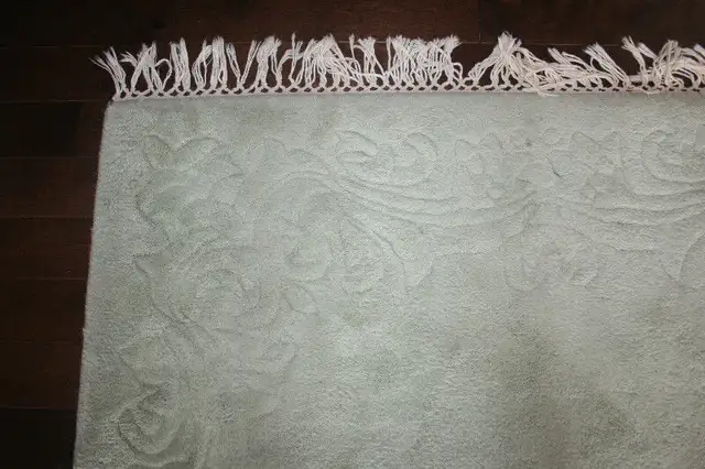 Luxurious - 8' x 5'  Thick, heavy, wool rug!! in Rugs, Carpets & Runners in Oshawa / Durham Region - Image 3