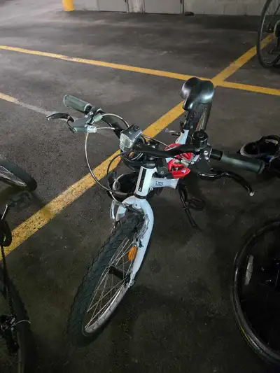 Vélo - enfant 6-8- taille 20 pouces., View more