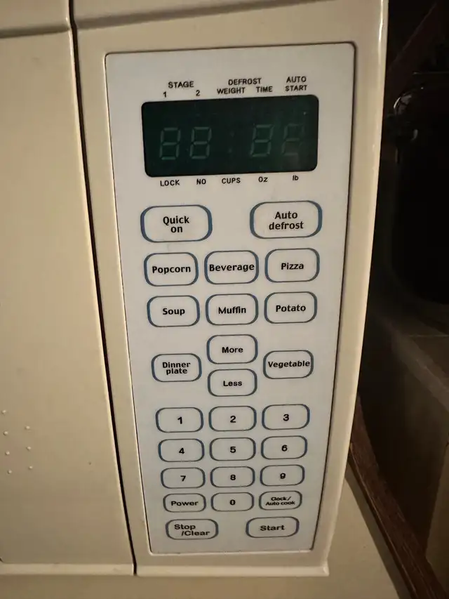 White Electrohome Microwave in Microwaves & Cookers in Mississauga / Peel Region - Image 4