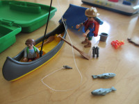 Valise verte Playmobil avec ensemble de camping et pêche (T40)