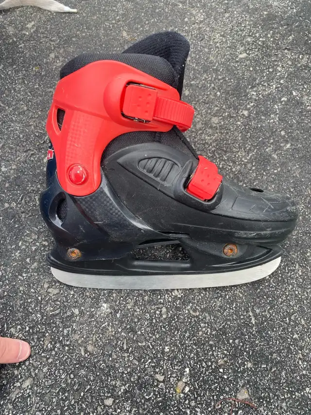 Patin pour enfant taille junior 13 in Skates & Blades in Laval / North Shore - Image 3