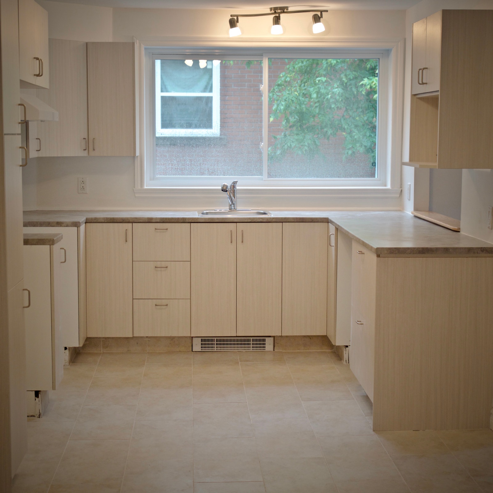 Charming 5 ½ Ground Floor Apartment in Ahuntsic with Parking — photo 1