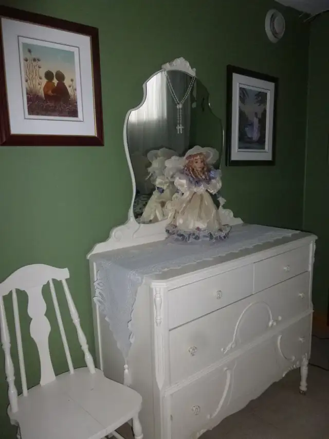 SET DE CHAMBRE BLANC,ANTIQUE CHINOIS. in Beds & Mattresses in Trois-Rivières - Image 5