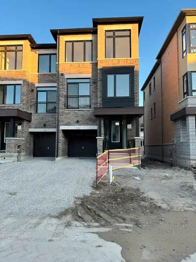 NEW BUILD 4 BDRM End Unit HOME (UPPER FLOORS+UPPER LAUNDRY)