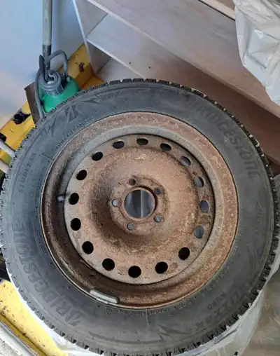 205/60R16 92H Bridgestone Blizzak winter tires on rims. Used for one season.