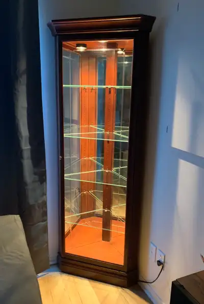 Bonjour, Superbe Curio / Cabinet de coin vitré , Éclairage intégré, Fond Miroir, 4 tablettes de verr...