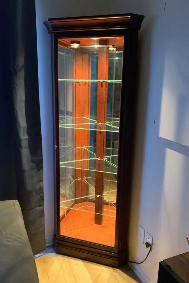 Curio / Cabinet de coin vitré / par Howard Miller in Bookcases & Shelving Units in Longueuil / South Shore - Image 2