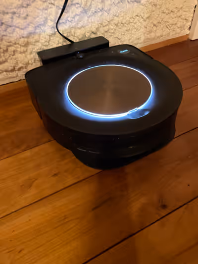 Keep your home spick-and-span with this pre-owned iRobot Roomba! This smart vacuum cleaner is perfec...