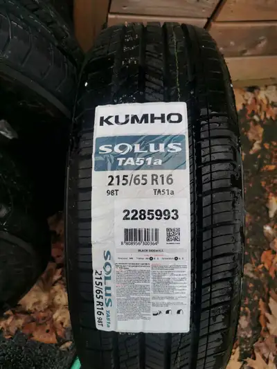 Pneus Kuhmo Solus TA51a 215/65 R16 Neufs. Jamais utilisé. Payé plus de $1000. Raison de la vente : N...