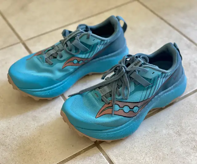 SAUCONY Endorphin Edge Trail Ocean Blue Running Shoes Women 7.5 in Clothing, Shoes & Accessories in Kitchener / Waterloo - Image 2