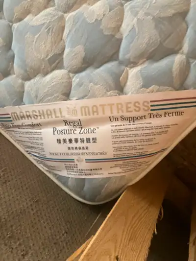 Good quality king size mattress and split boxspring. Extra firm and heavy, very comfortable. Older m...